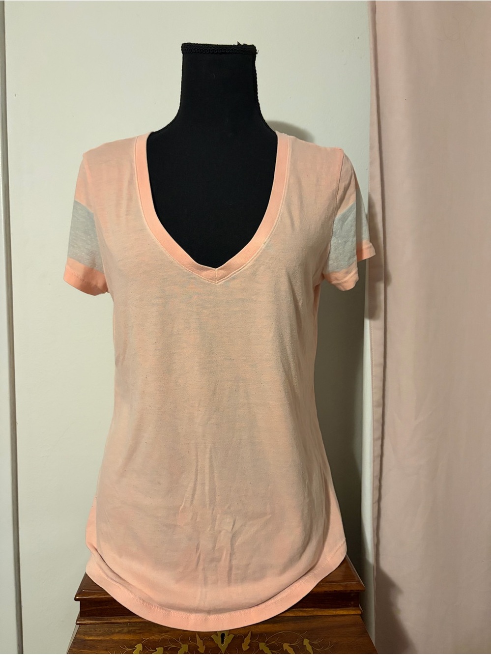 Women's Old Navy V-Neck , Cali Love Short Sleeve Tee in Light Peach
